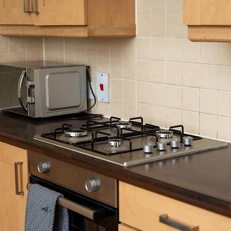 Luxury 2 Bed Apartment - Near Heathrow, Legoland, Windsor スラウ エクステリア 写真