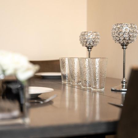 Luxury 2 Bed Apartment - Near Heathrow, Legoland, Windsor スラウ エクステリア 写真