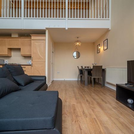 Luxury 2 Bed Apartment - Near Heathrow, Legoland, Windsor スラウ エクステリア 写真