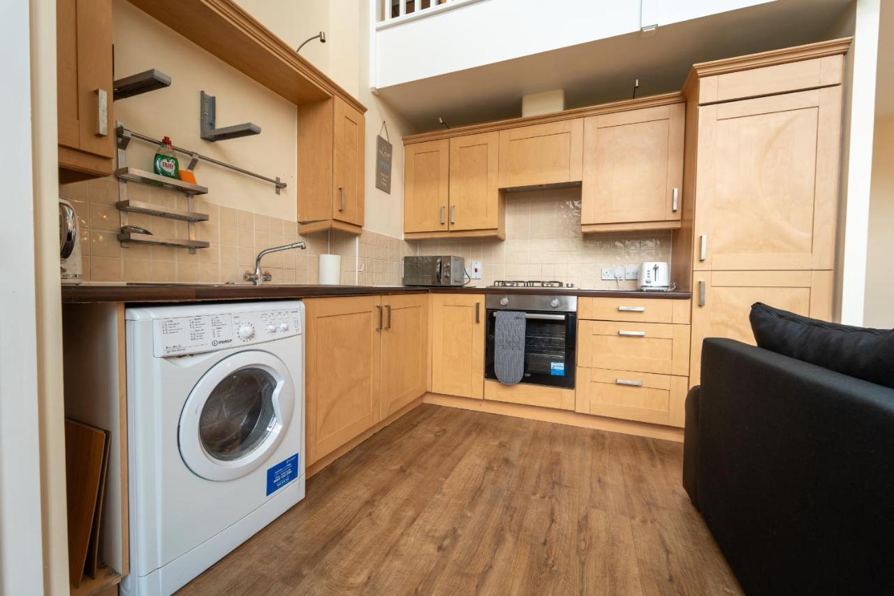 Luxury 2 Bed Apartment - Near Heathrow, Legoland, Windsor スラウ エクステリア 写真