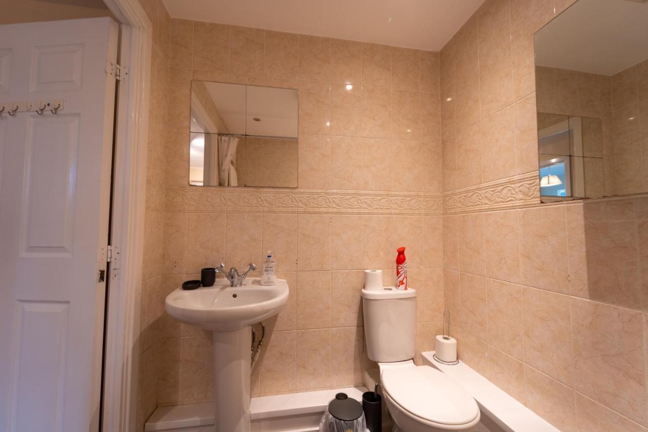 Luxury 2 Bed Apartment - Near Heathrow, Legoland, Windsor スラウ エクステリア 写真