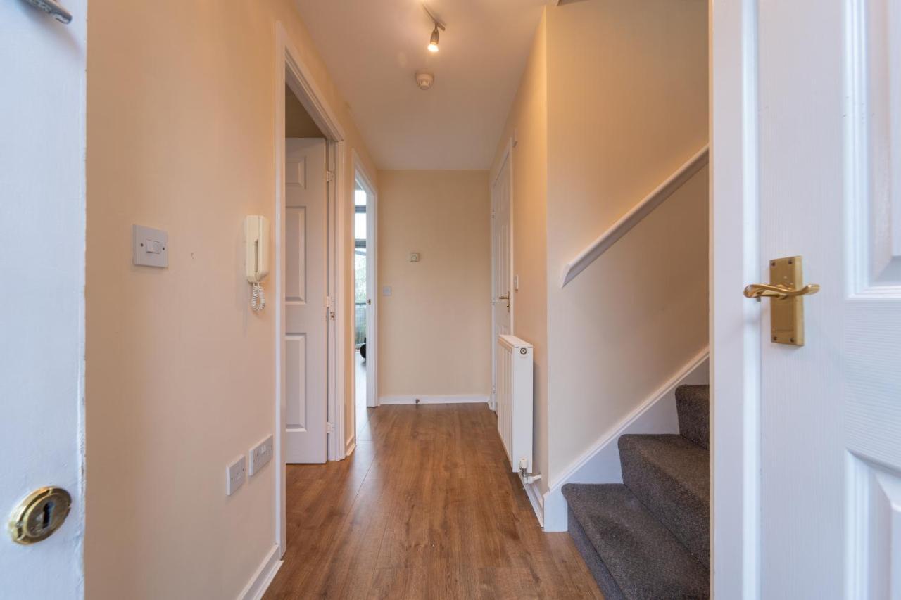 Luxury 2 Bed Apartment - Near Heathrow, Legoland, Windsor スラウ エクステリア 写真