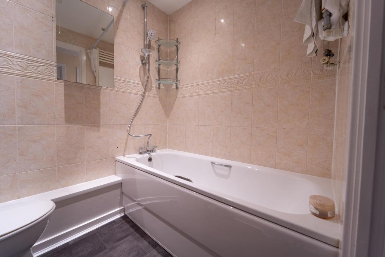 Luxury 2 Bed Apartment - Near Heathrow, Legoland, Windsor スラウ エクステリア 写真