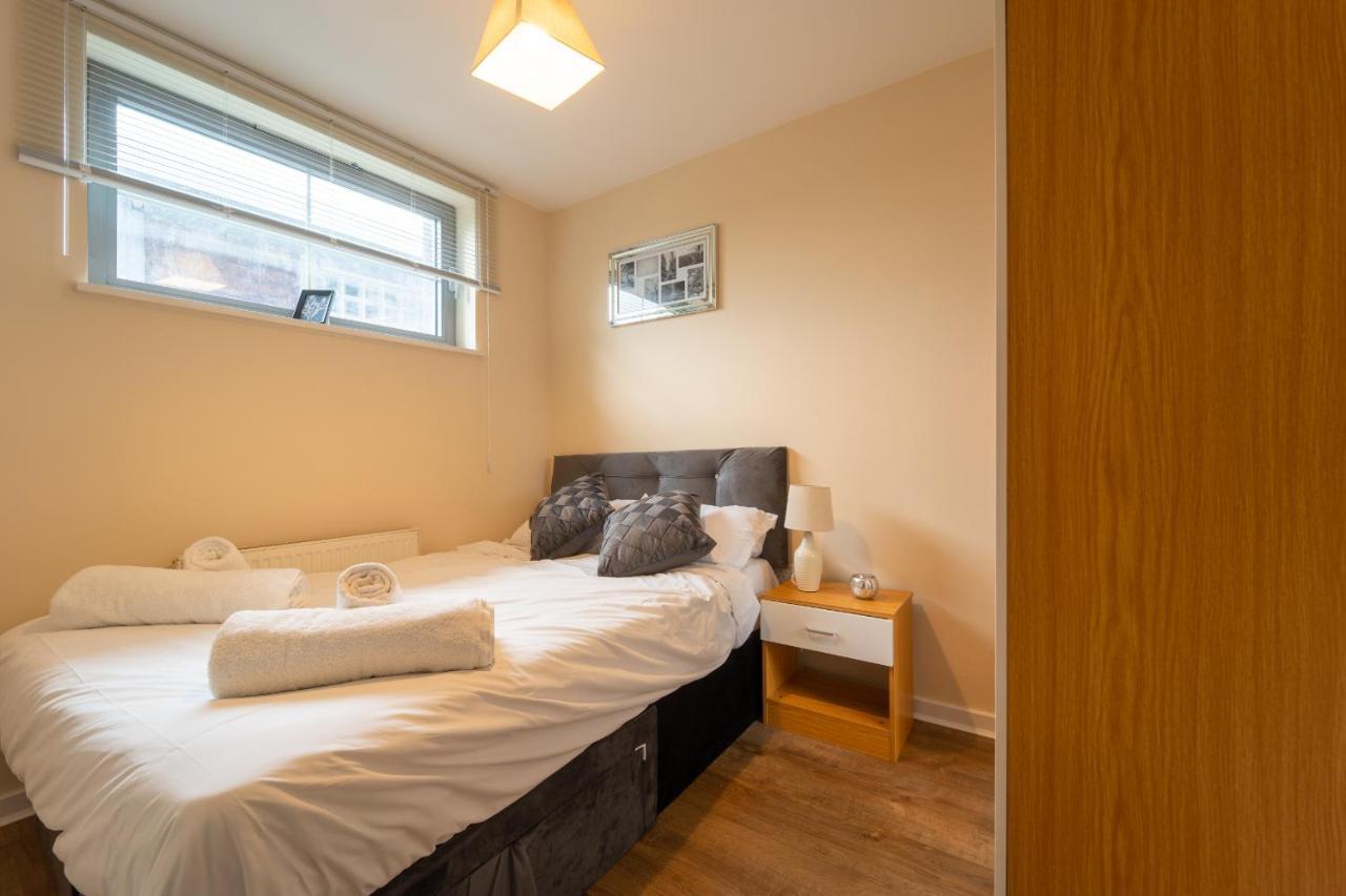 Luxury 2 Bed Apartment - Near Heathrow, Legoland, Windsor スラウ エクステリア 写真