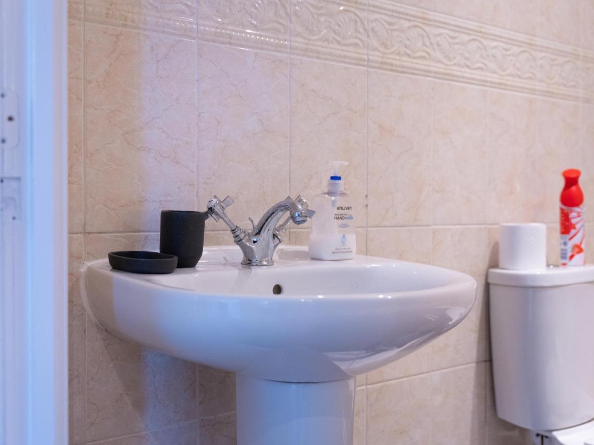 Luxury 2 Bed Apartment - Near Heathrow, Legoland, Windsor スラウ エクステリア 写真