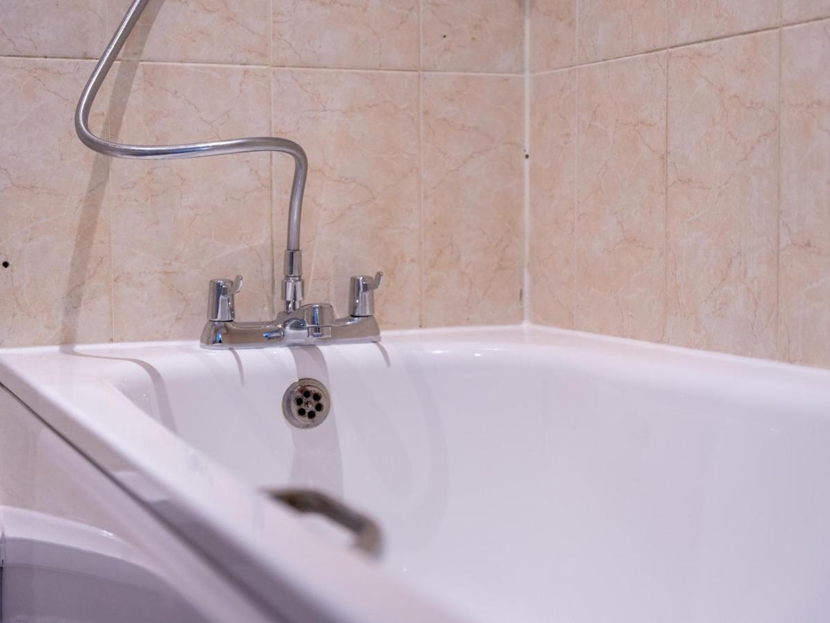Luxury 2 Bed Apartment - Near Heathrow, Legoland, Windsor スラウ エクステリア 写真