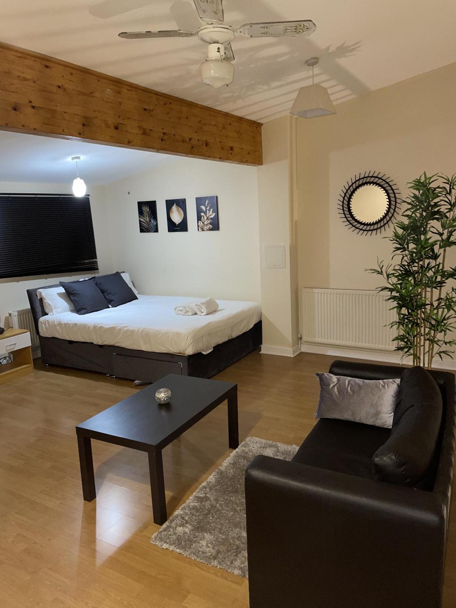 Luxury 2 Bed Apartment - Near Heathrow, Legoland, Windsor スラウ エクステリア 写真