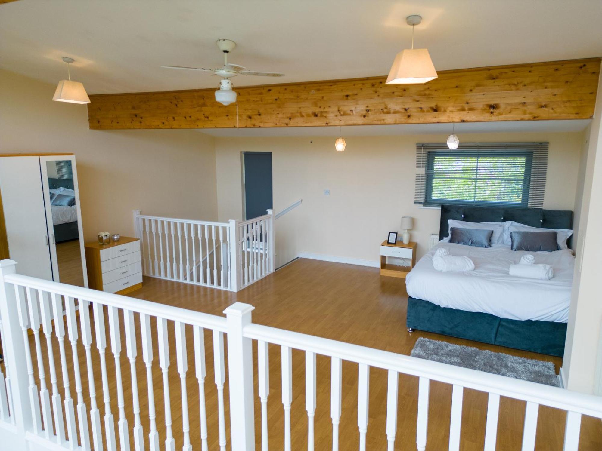 Luxury 2 Bed Apartment - Near Heathrow, Legoland, Windsor スラウ エクステリア 写真