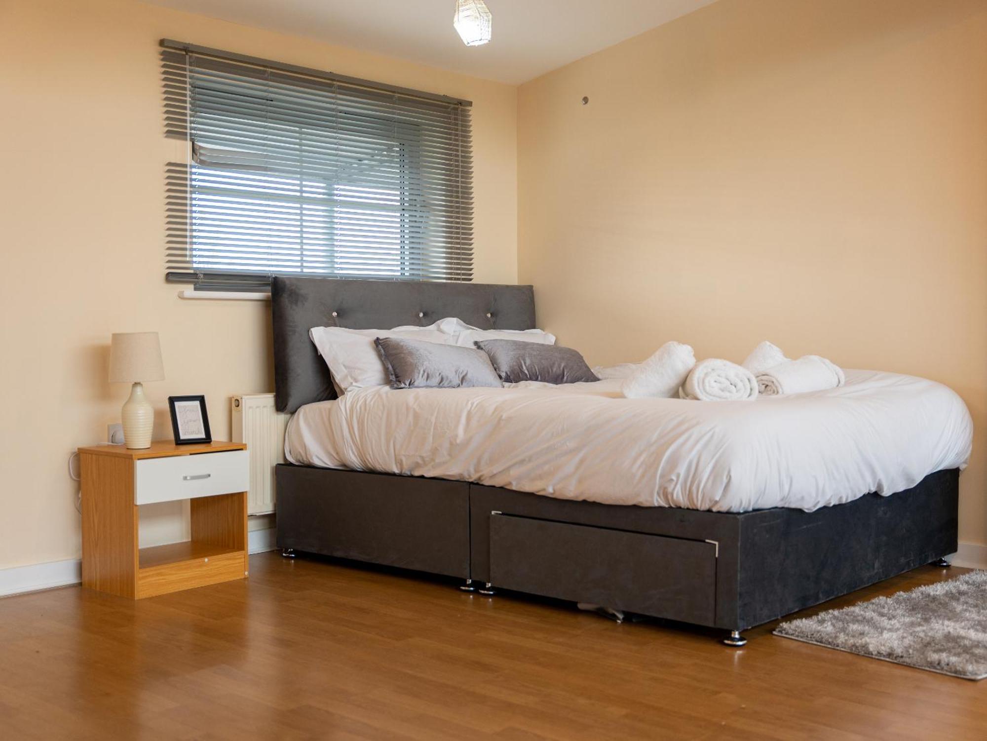 Luxury 2 Bed Apartment - Near Heathrow, Legoland, Windsor スラウ エクステリア 写真