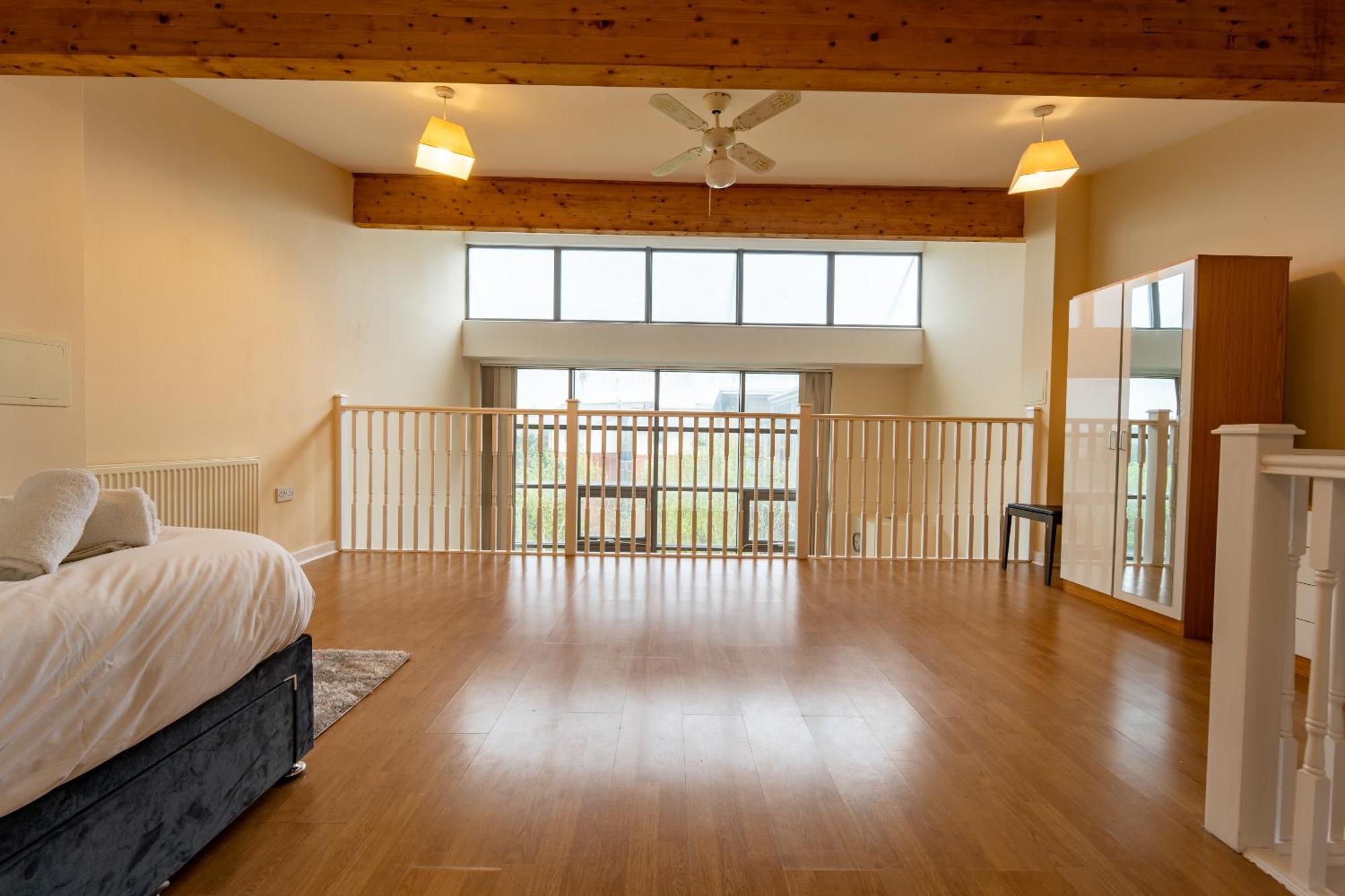 Luxury 2 Bed Apartment - Near Heathrow, Legoland, Windsor スラウ エクステリア 写真
