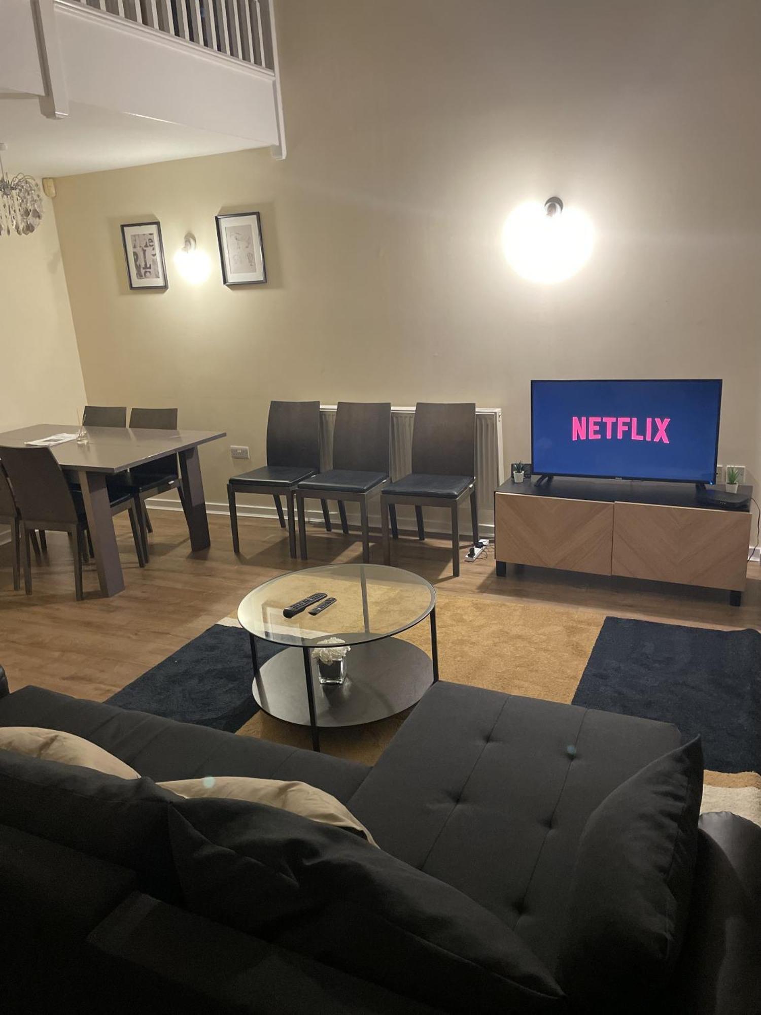 Luxury 2 Bed Apartment - Near Heathrow, Legoland, Windsor スラウ エクステリア 写真
