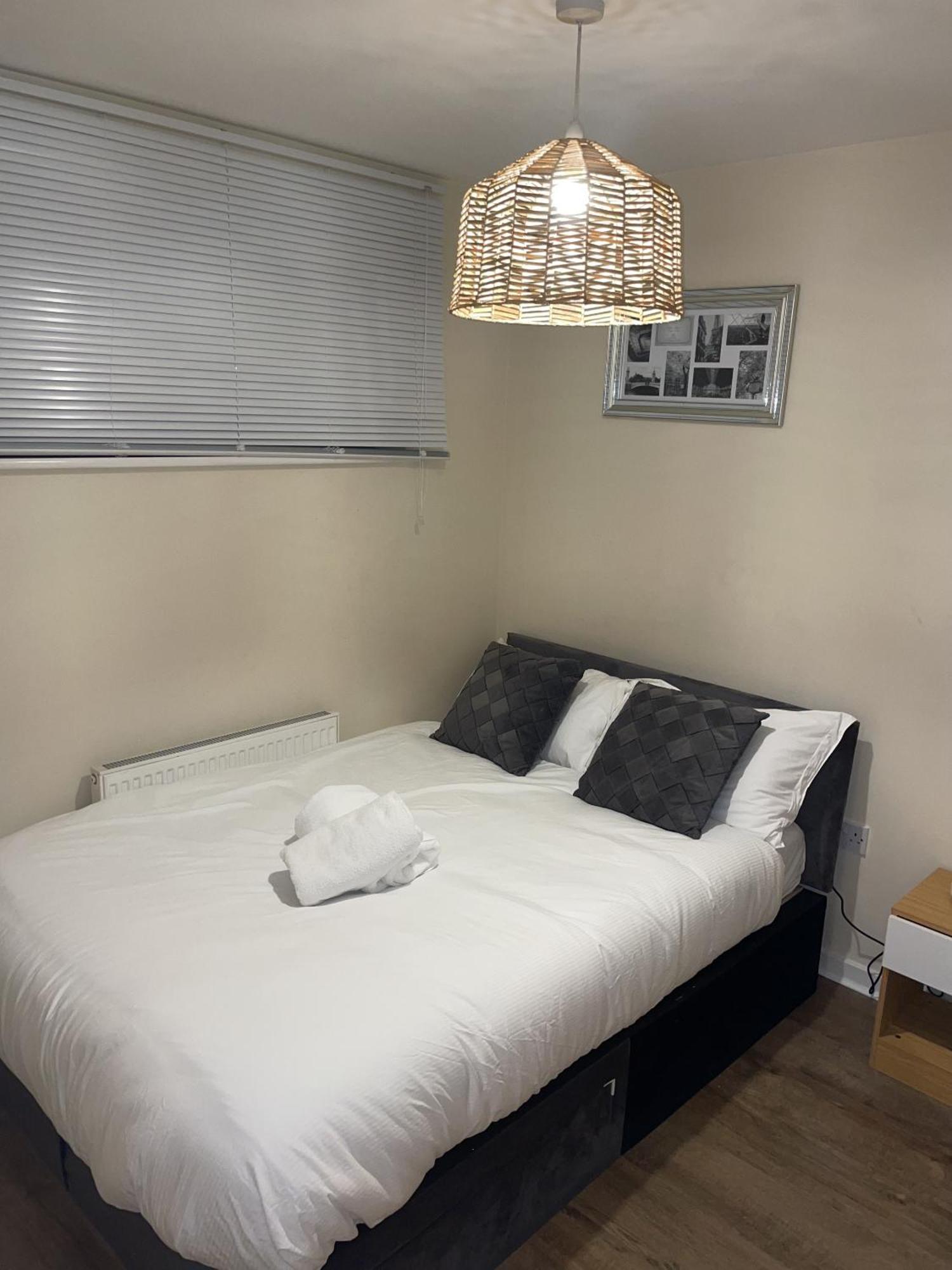 Luxury 2 Bed Apartment - Near Heathrow, Legoland, Windsor スラウ エクステリア 写真