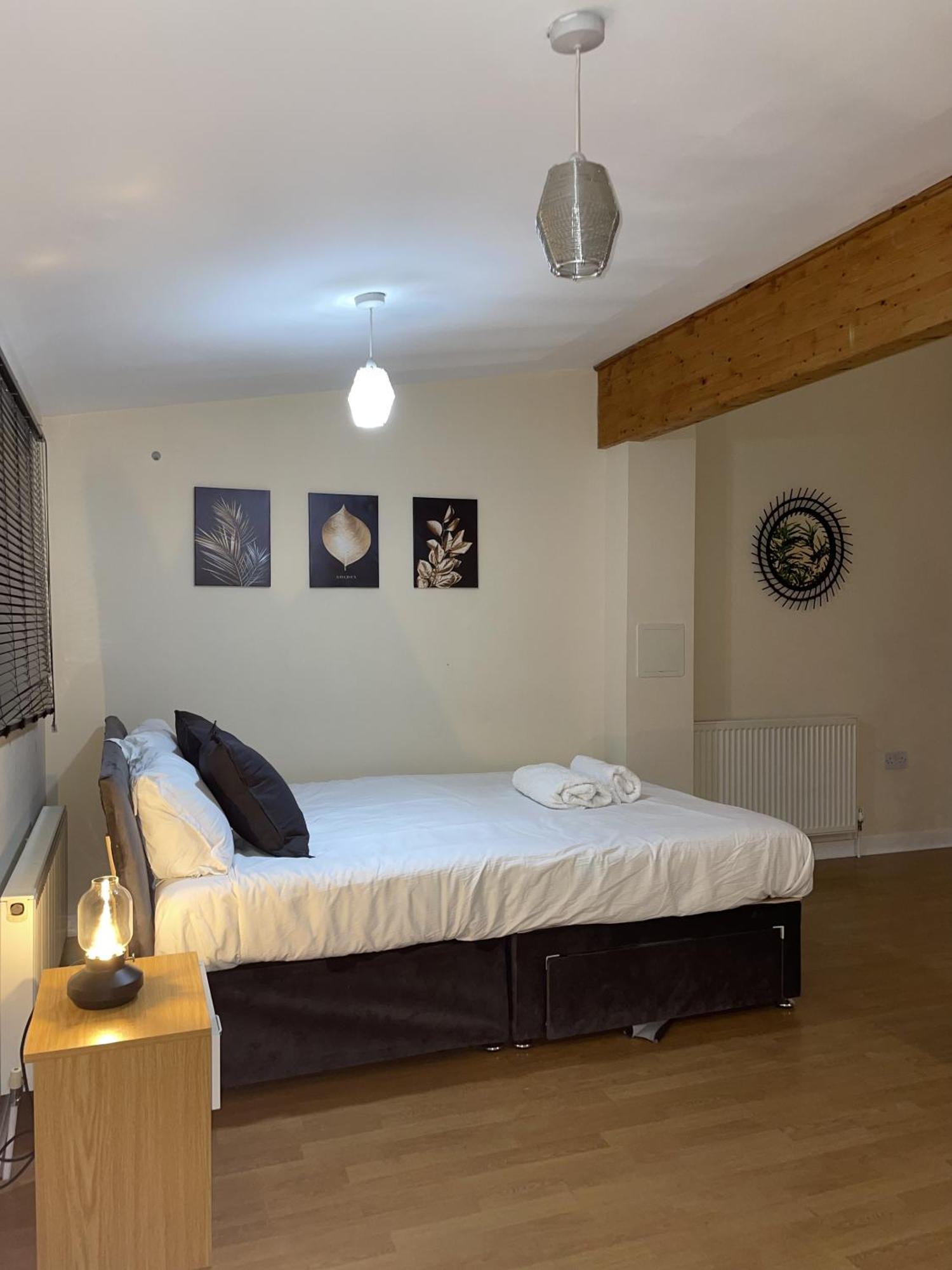 Luxury 2 Bed Apartment - Near Heathrow, Legoland, Windsor スラウ エクステリア 写真